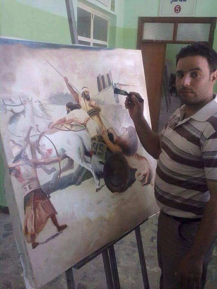 الفنان أثناء رسم لوحة «بابلون» على الحامل